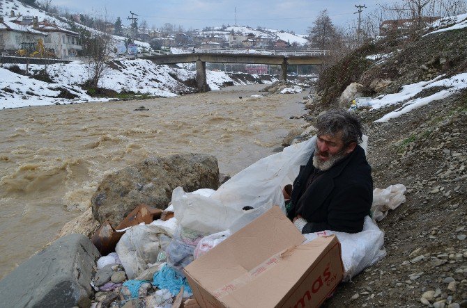 Yatağı Kar, Yorganı Naylondu