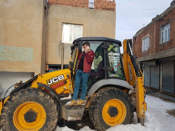 Telefonla Konuşabilmek İçin Damlara Ve Tepelere Çıkıyorlar