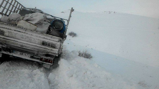 Kara Saplanan Kamyonet Son Anda Uçuruma Yuvarlanmaktan Kurtuldu