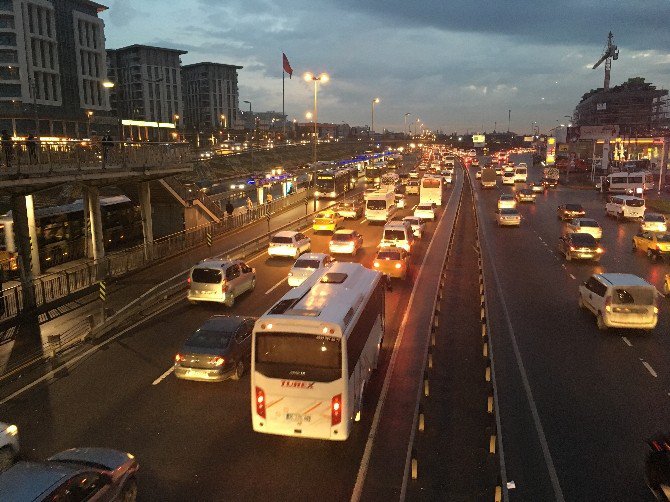 İstanbul Trafiğinde ‘Okul Servisi’ Yoğunluğu Yaşanıyor