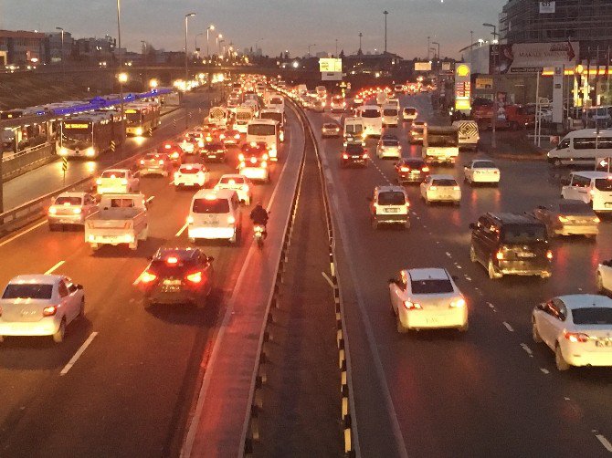 İstanbul Trafiğinde ‘Okul Servisi’ Yoğunluğu Yaşanıyor