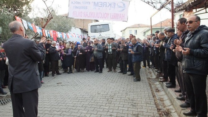 Burhaniye’de Umreciler Dualarla Uğurlandı