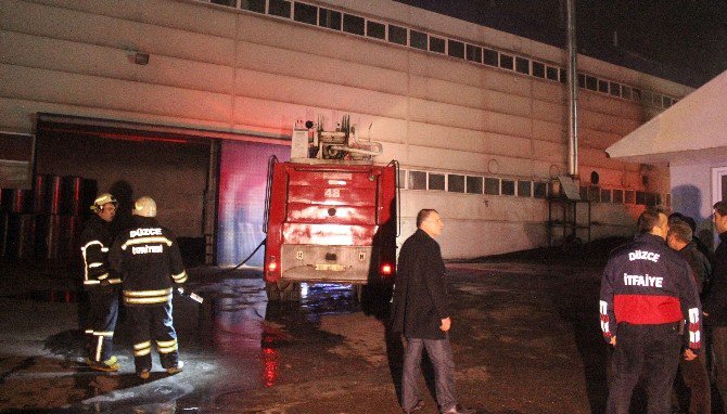 Düzce’de Fabrika Yangınında 5 Kişi Dumandan Etkilendi