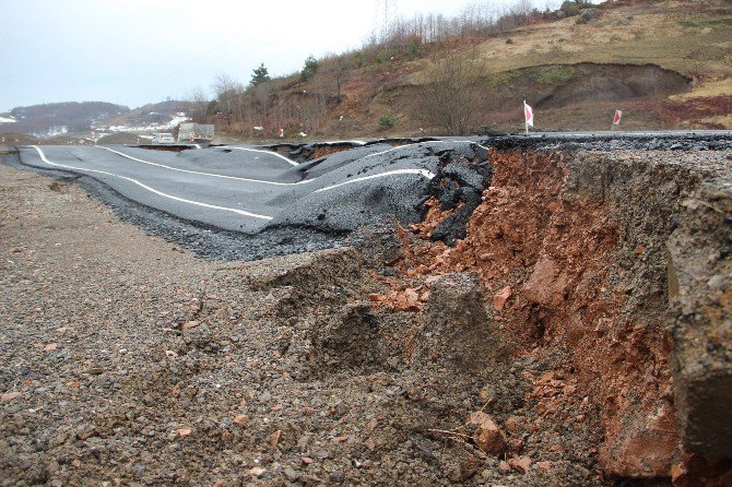 Zonguldak’ta Karayolu Çöktü