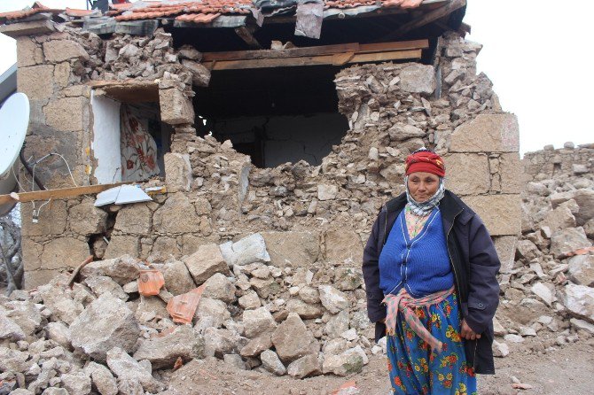 Yaşlı Kadın Deprem Anını Gözyaşları İçinde Anlattı