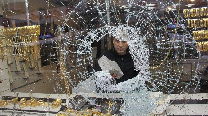 Altınları Çalmak İsteyen Hırsızı Tabancayla Kovaladı