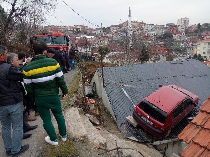 Fren Yerine Gaza Basan Kadın Sürücünün Kullandığı Otomobil Çatıya Uçtu