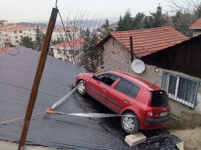 Fren Yerine Gaza Basan Kadın Sürücünün Kullandığı Otomobil Çatıya Uçtu