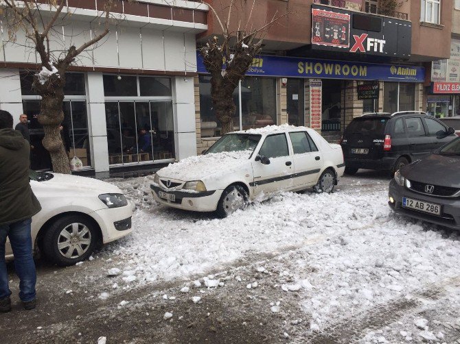 Hükümet Konağı Üzerindeki Kar Bir Vatandaşın Üzerine Düştü