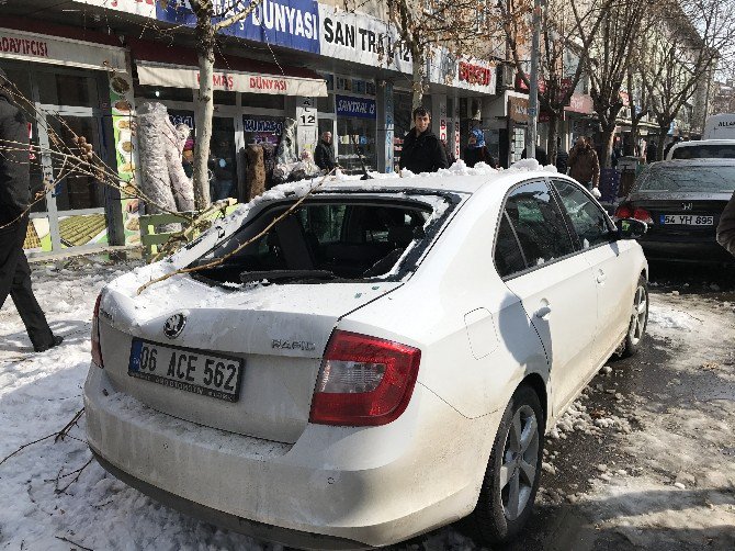 Kar Kütlesi Araçta Hasar Oluşturdu