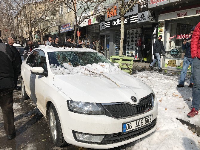 Kar Kütlesi Araçta Hasar Oluşturdu