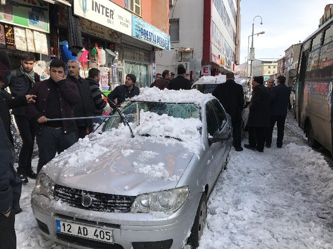 Bingöl’de 3 Aracın Üzerine Kar Düştü