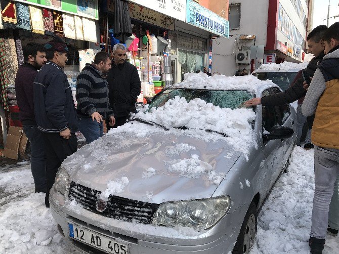 Bingöl’de 3 Aracın Üzerine Kar Düştü