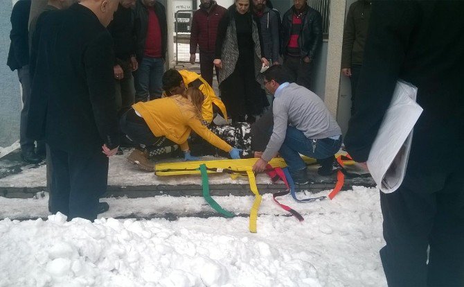 Hükümet Konağı Üzerindeki Kar Bir Vatandaşın Üzerine Düştü