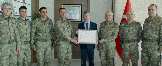 Vali Çınar’dan Tuğgeneral Güney’e Teşekkür Belgesi