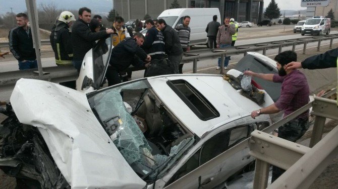 Bariyerlere Saplanan Otomobilden Sağ Çıktı