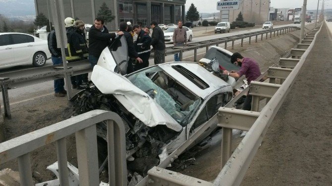 Bariyerlere Saplanan Otomobilden Sağ Çıktı