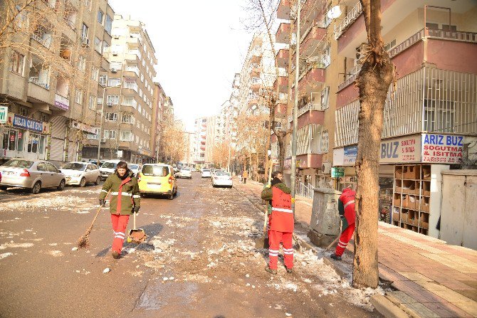 Büyükşehir Belediyesi Ekiplerinden Buz Temizleme Seferberliği