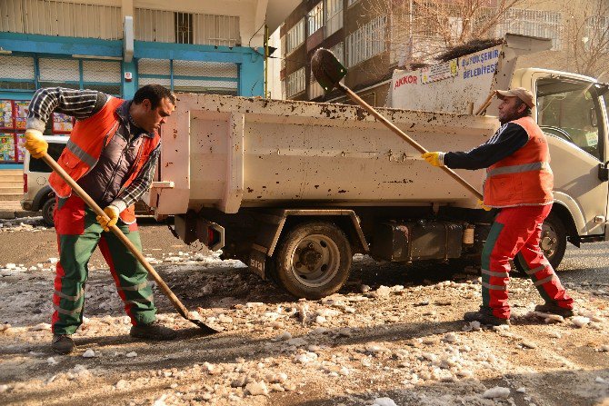 Büyükşehir Belediyesi Ekiplerinden Buz Temizleme Seferberliği