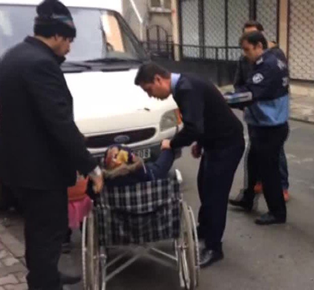 Zabıtayı Gören Tekerlekli Sandalyedeki Dilenci Kız Ayaklanarak Yürümeye Başladı