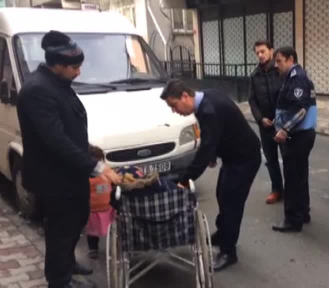 Zabıtayı Gören Tekerlekli Sandalyedeki Dilenci Kız Ayaklanarak Yürümeye Başladı