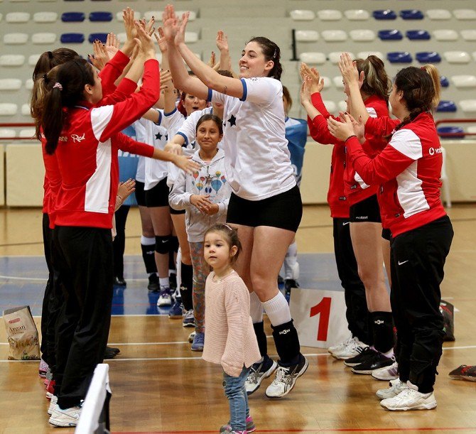 Bankalar Voleybola Damga Vurdu