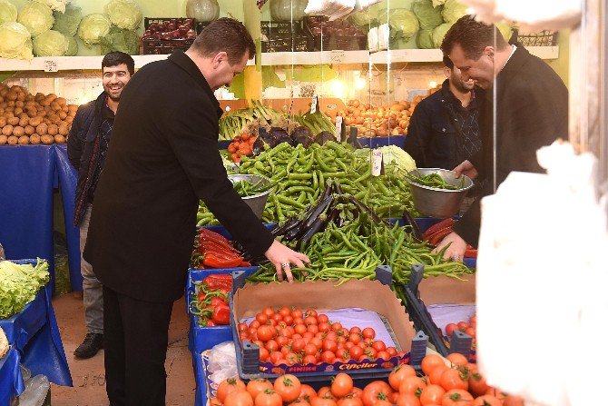 Başkan Yılmaz, Sebze Satıp Projeleri Anlattı