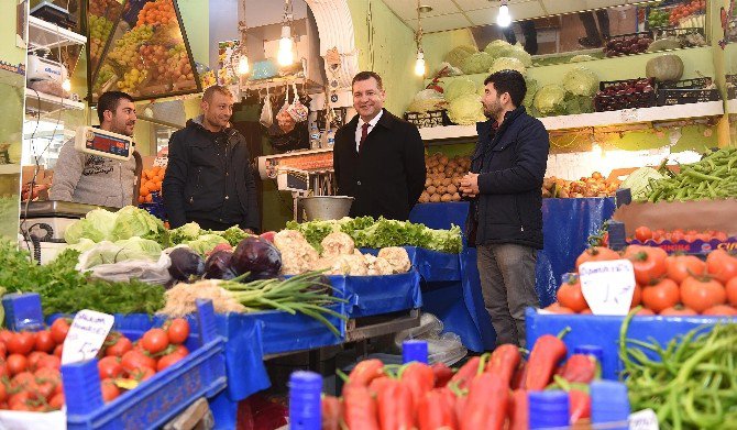 Başkan Yılmaz, Sebze Satıp Projeleri Anlattı