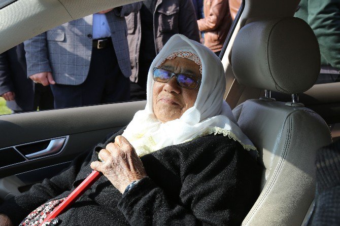 Mezitlili Kadınlar, Başkan Tarhan’ın Makam Aracına Bindi