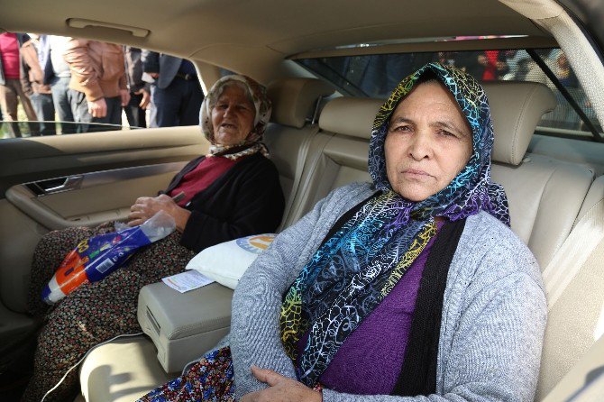 Mezitlili Kadınlar, Başkan Tarhan’ın Makam Aracına Bindi