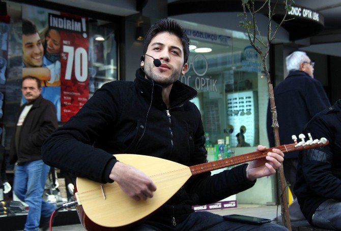 Şehir Şehir Gezerek Sokak Müzisyenliği Yapıyor