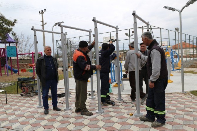 Burhaniye’de Otobüs Durakları Yenileniyor