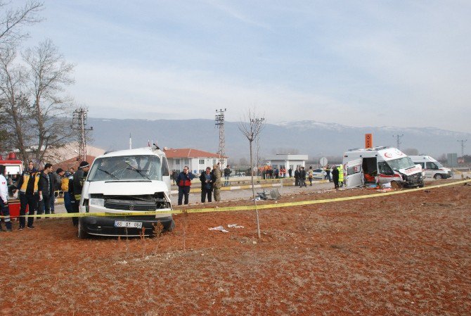 Hasta Nakil Ambulansı İle Hafif Ticari Araç Çarpıştı: 2 Ölü, 4 Yaralı