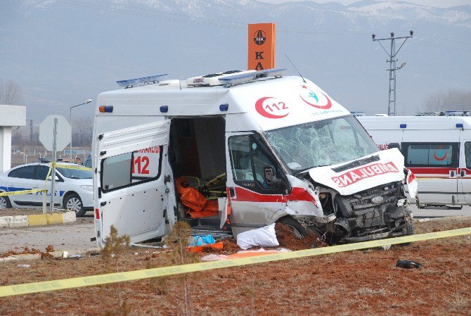 Hasta Nakil Ambulansı İle Hafif Ticari Araç Çarpıştı: 2 Ölü, 4 Yaralı