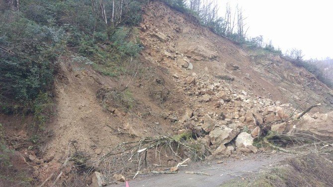 Heyelan İlçeyi Beldeye Bağlayan Yolu Trafiğe Kapattı