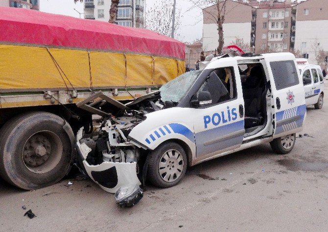 Polis Otosu Park Halindeki Tıra Çarptı: 1 Polis Yaralı