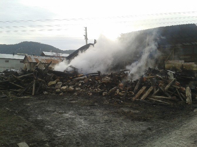 Bolu’nun Mudurnu İlçesinde 2 Katlı Ev Yandı