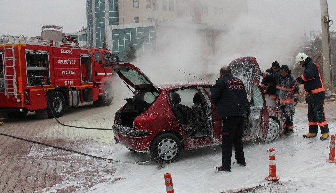 Seyir Halindeki Otomobil Yandı, Kadın Sürücü Gözyaşlarını Tutamadı