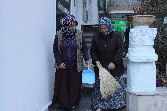 Rüyalarında Görünce Türbedarlığına Başladılar