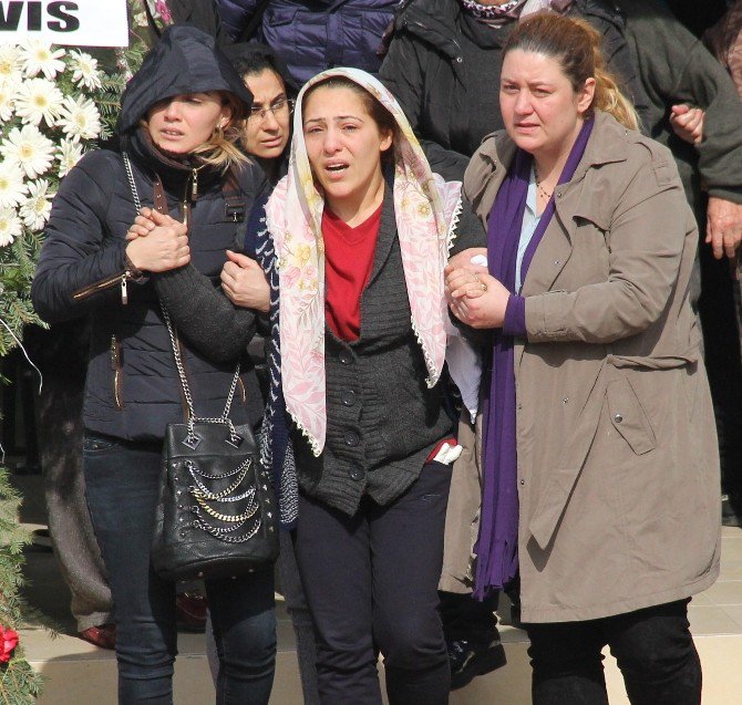 Oğlunun Kazaen Öldürdüğü Eşini Ağıtlarla Uğurladı