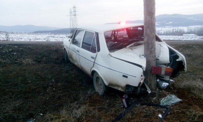 Polisin ‘Dur’ İhtarına Uymayan Sürücü, Direğe Çarptı