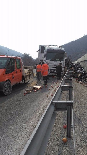 Kaza Yapan Tırın Dorsesi Açılınca Tonlarca Meyve Ve Sebze Yola Saçıldı