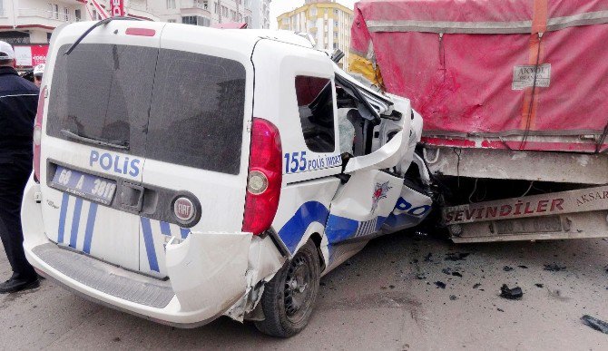 Polis Otosu Park Halindeki Tıra Çarptı: 1 Polis Yaralı