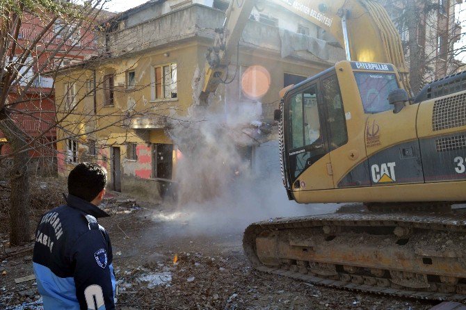 Zabıtadan Metruk Yapılara Sıkı Takip