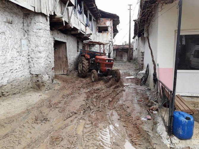 Gördes’te Çamur İçinde Yaşam Mücadelesi