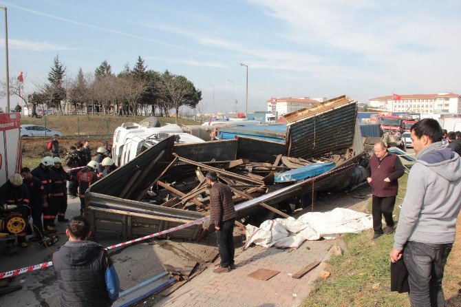 Sancaktepe’de Kontrolden Çıkan Tır Kamyonu Ezdi: 2 Yaralı