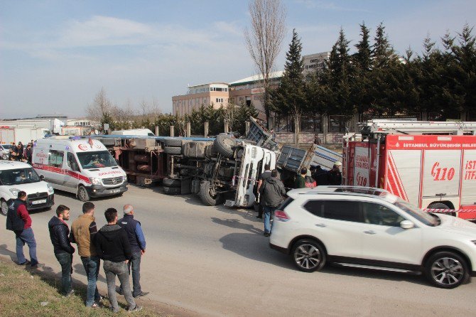 Sancaktepe’de Kontrolden Çıkan Tır Kamyonu Ezdi: 2 Yaralı