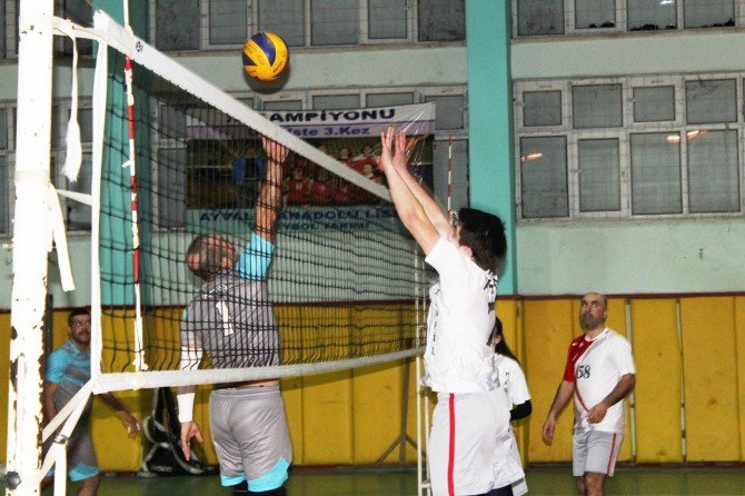 Ayvalık’ta Muhtarlar Derneği’nin Voleybol Turnuvası Başladı