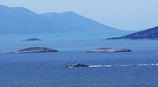 Türk Ve Yunan Botları Burun Buruna Geldi