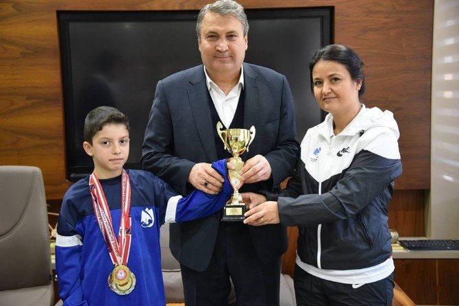 Başkan Çerçi Başarılı Badmintoncuları Ağırladı